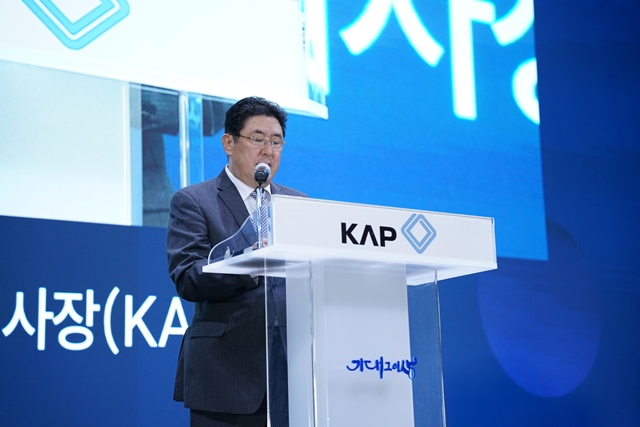 안정구 자동차부품산업진흥재단 이사장이 4일 대전 ICC호텔에서 열린 2025 추계 자동차부품산업 발전전략 세미나에서 환영사를 하고 있다. /자동차부품산업진흥재단