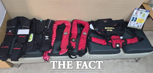 태안군이 어민들에게 지원 중인 구명조끼.모습. /태안군.