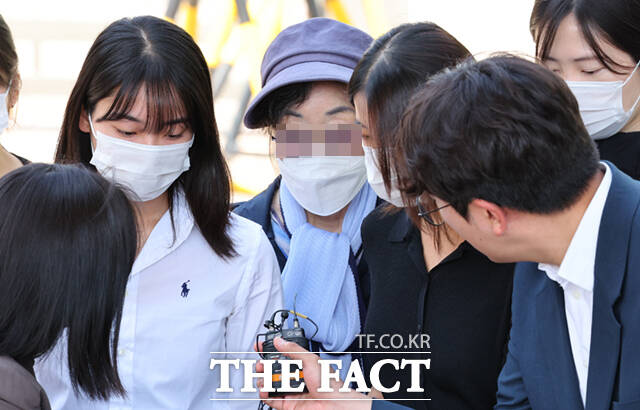 잔고증명서를 위조한 혐의로 복역 중인 윤석열 대통령의 장모 최은순 씨가 14일 서울 송파구 서울동부구치소에서 가석방되고 있다. 앞서 법무부 가석방심사위원회(심사위)는 지난 8일 최씨에 관한 가석방 심사를 진행한 뒤 만장일치로 적격 판단을 내렸다.