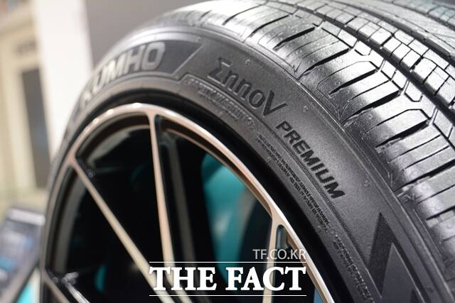 금호타이어는 올해 3분기 연결재무제표 기준 매출 1조1137억원, 영업이익 1085억원, 당기순이익 915억원을 기록했다. 금호타이어 이노뷔(EnnoV) 프리미엄 제품 측면 모습. /김태환 기자