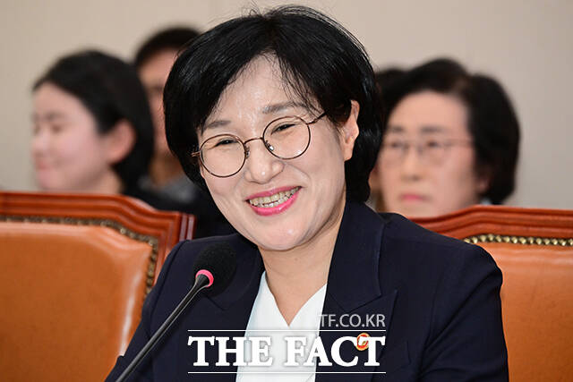 국정감사 개시, 이전 정부 관련된 질의에 난감한 미소짓는 원민경 장관의 모습.