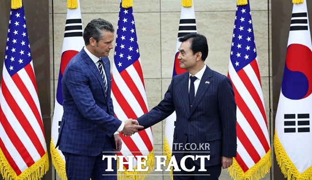 안규백 국방부 장관과 피트 헤그세스 미국 국방부 장관이 4일 오전 서울 용산 국방부 청사에서 열린 제57차 한미안보협의회의(SCM) 확대회의에서 악수하고 있다. /뉴시스