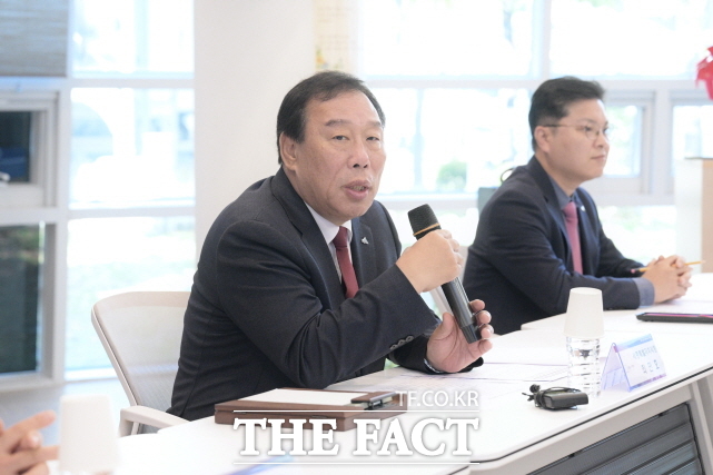 최민호 세종시장이 4일 어진동 행복누림터(복합커뮤니티센터)에서 ‘대중교통 혁신 1주년’을 맞아 열린 대중교통 활성화를 위한 현장 간담회에서 인사말을 하고 있다. /세종시