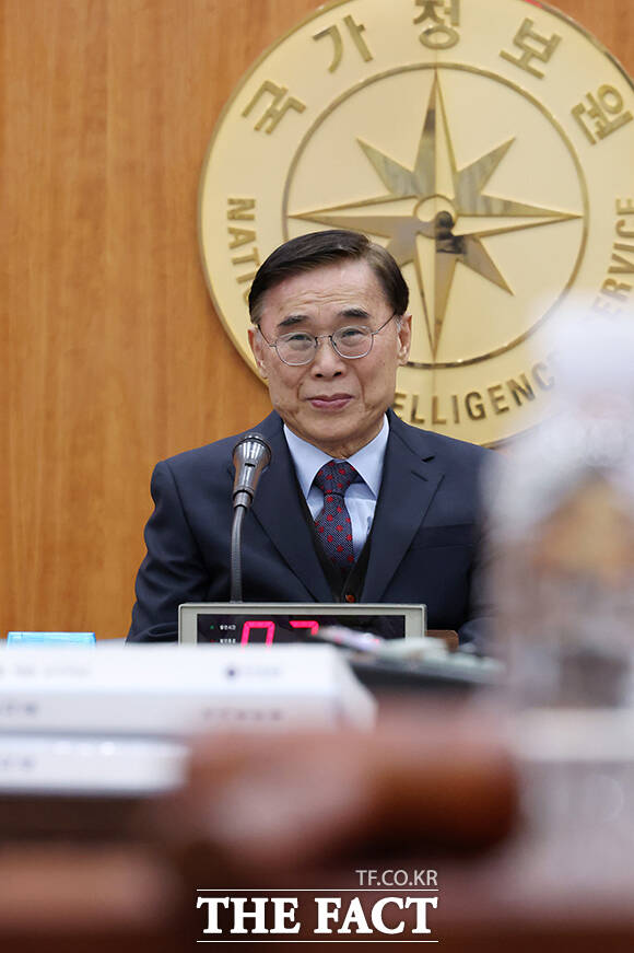 질의 기다리는 이종석 국가정보원장.