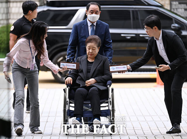 건진법사·통일교 청탁 의혹을 받는 한학자 통일교 총재가 22일 오후 서울 서초구 서울중앙지방법원에 도착해 휠체어를 탄 채 구속 전 피의자 심문(영장실질심사)에 출석하고 있다./이새롬 기자