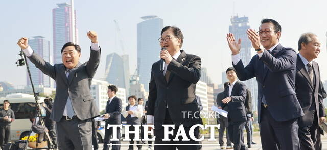 4일 국회의사당을 찾은 김관영 전북도지사(왼쪽)가 우원식 국회의장(가운데), 최경식 남원시장과 함께 ‘제2중앙경찰학교 유치 촉구 결의대회’에서 남원지역 설립 필요성을 촉구하는 퍼포먼스를 하고 있다. /전북도