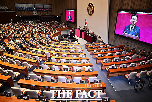 이재명 대통령이 4일 오전 서울 여의도 국회 본회의장에서 2026년도 예산안 관련 시정연설을 하고 있다. /국회=배정한 기자