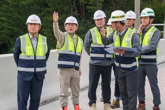 HDC현대산업개발이 지난달 31일 동해선 포항-영덕 고속도로 4, 5공구에 대한 현장 안전 점검을 진행했다. 사진 왼쪽부터 조태제 HDC현대산업개발 대표이사(CSO), 정경구 HDC현대산업개발 대표이사(CEO), 김영한 HDC현대산업개발 인프라본부장. /HDC현대산업개발