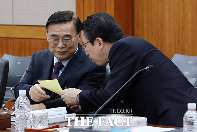 김호홍 2차장과 대화하는 이종석 국가정보원장(왼쪽).