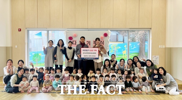 다빛하나어린이집과 지역사회 상인들이 4일 플리마켓에서 마련된 수익금으로 대전 서구 갈마1동 행정복지센터 이웃돕기 성금 50만 원을 기탁했다. /대전 서구