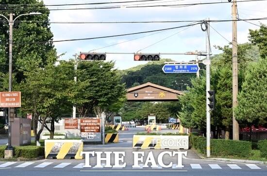 경기 동두천시 내 ‘육지의 섬’으로 불리는 걸산동에 거주하는 주민들에 대해 지난 2022년 6월 이후 미군부대 패스 발급을 거부하고 있는 케이시 기지의 정문 모습. /동두천시