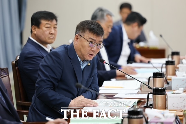 전남도의회 농수산위원회 행정사무감사에서 무기질비료 예산 공백 대응을 촉구하는 최동익 도의원. /전남도의회