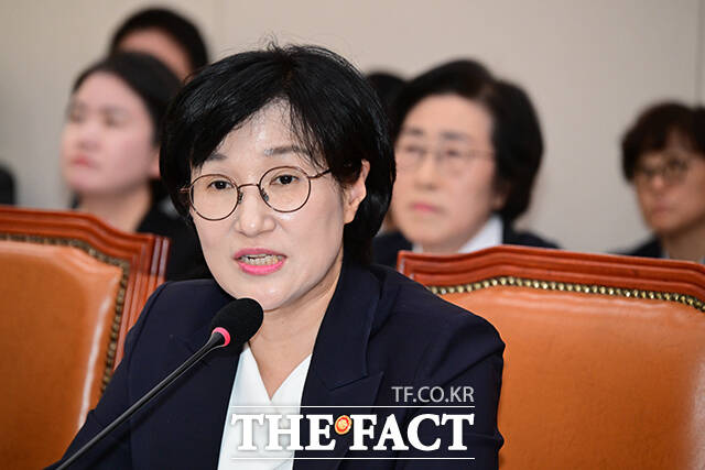 의원 질의 답변하는 원 장관.