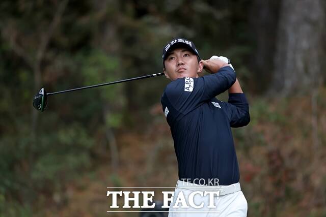 올시즌 국내 남자투어의 대세 옥태훈의 티샷 모습. 제네시스 대상을 확정지은 옥태훈은 최종 투어챔피언십에서 4승째를 노린다./KPGA