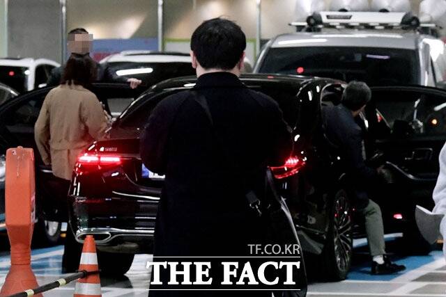 신동주 전 부회장이 지난 2022년 11월 서울역 롯데 아울렛 장애인전용주차구역에 세워둔 업무 차량에 아내 조은주 씨와 함께 탑승하고 있다. /더팩트 DB