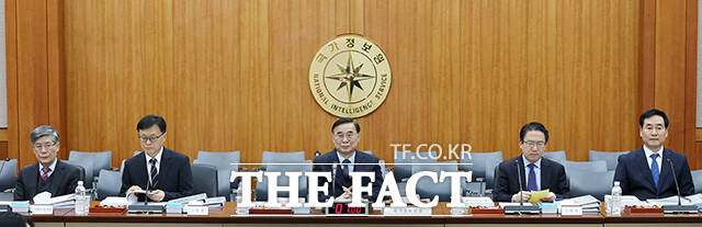 국정감사 출석한 국정원 김희수 기획조정실장, 이동수 제1차장, 이종석 원장, 김호홍 제2차장, 김창섭 제3차장(왼쪽부터).