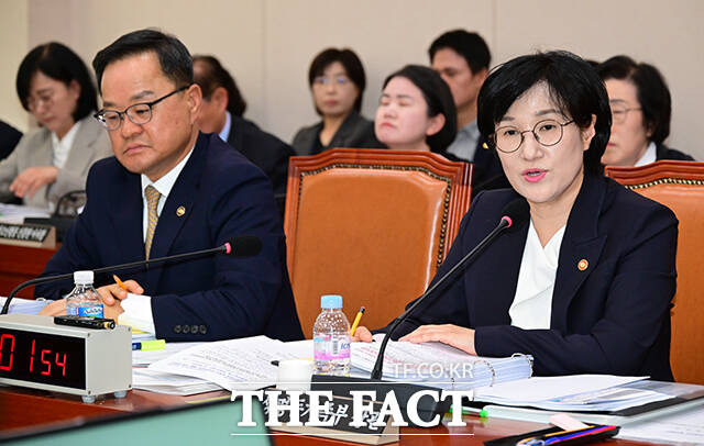 국정감사 질의 답변하는 원민경 성평등가족부 장관과 정구창 차관(왼쪽).