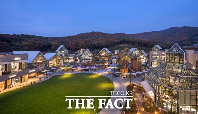 제1회 의왕시 건축문화상 대상에 선정된 롯데쇼핑프리미엄아울렛 의왕점 전경. /의왕시