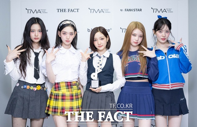 그룹 키키가 2025 더팩트 뮤직 어워즈 인터뷰에서 이날 넥스트 리더 수상 순간을 2025년 최고의 순간으로 꼽았다./박헌우 기자