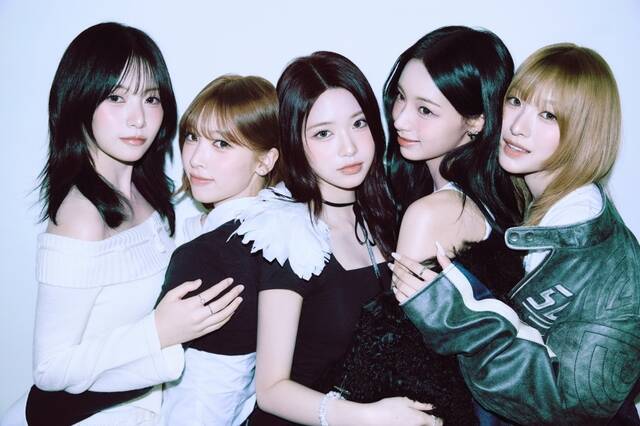 그룹 리센느가 3일 세 번째 미니 앨범 lip bomb의 TINT 버전 개인 및 단체 콘셉트 포토를 공개했다./더뮤즈엔터테인먼트