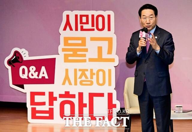 유정복 인천시장이 4일 남동구청에서 열린 제9회 찾아가는 애인(愛仁) 토론회에서 참석자들의 질문에 답하고 있다./인천시