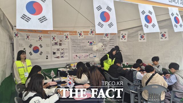 4일 충남교육청교육연수원에서 교육공동체와 함께 책심(心)키움마당을 진행하고 있다. /충남교육청