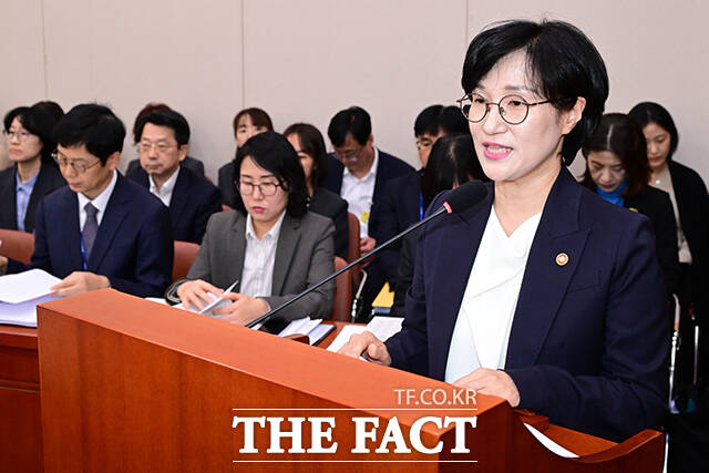 업무보고 하는 원민경 장관.
