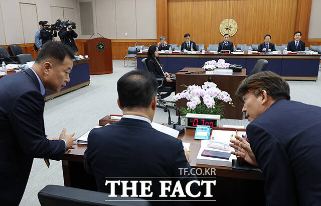 정보위원회 관계자들과 대화하는 신성범 정보위원장(가운데).