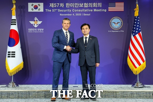 안규백 국방부 장관과 피트 헤그세스 미국 국방부 장관이 4일 오전 서울 용산 국방부 청사에서 제57차 한미안보협의회의(SCM)에 앞서 악수하고 있다. /뉴시스