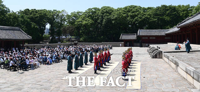 국가유산청은 3일 서울특별시가 종묘 인근 세운 4구역 재정비촉진계획을 유네스코 권고 절차를 이행하지 않고 변경 고시한 데 깊은 유감의 뜻을 밝혔다. 지난해 서울 종묘 영녕전에서 문화재청 궁능유적본부가 주관한 2024 종묘 묘현례-묘현, 왕후의 기록. /이새롬 기자