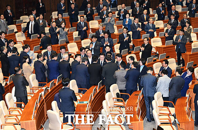 이재명 대통령이 4일 오전 서울 여의도 국회 본회의장에서 2026년도 예산안 관련 시정연설을 하기 위해 입장하고 있다. /국회=배정한 기자