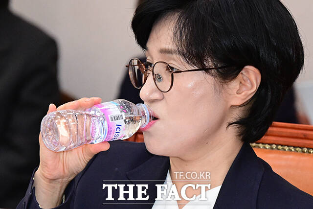 물 마시는 원 장관.