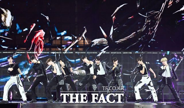 그룹 제로베이스원이 9월 20일 마카오 아웃도어 퍼포먼스 베뉴에서 열린 2025 더팩트 뮤직 어워즈’에 참석해 멋진 퍼포먼스를 펼치고 있다./서예원 기자