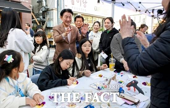 지난 1일 회룡역 차 없는 거리 일대에서 함께 진행한 2025 회룡골목페스타를 찾은 김동근 경기 의정부시장(가운데)이 상인들과 반갑게 인사를 나누고 있다. /의정부시