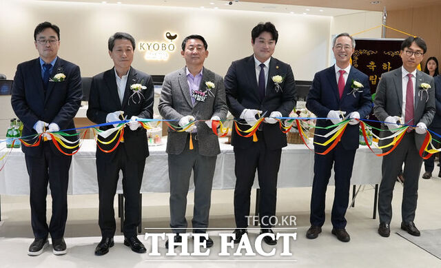 (왼쪽부터) 박충구 교보증권 WM사업본부장, 박봉권 교보증권 대표이사, 서철모 대전시 서구청장, 김선광 대전시의회 의원, 이석기 교보증권 대표이사, 조성호 교보증권 자산관리부문장. /교보증권