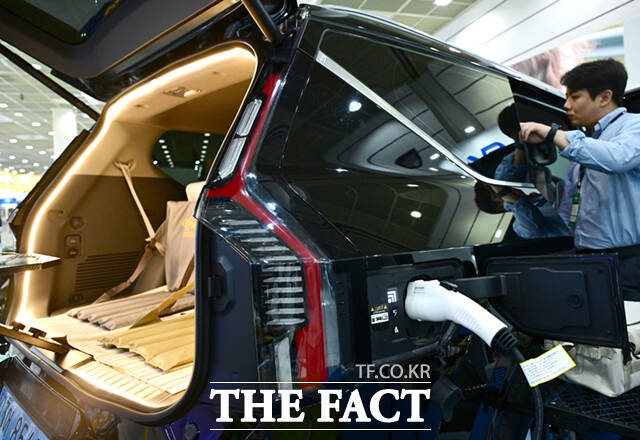 4일 한국자동차모빌리티산업협회(KAMA)에 따르면 올해 1~3분기 현대차·기아·제너럴 모터스 한국사업장(한국GM)·르노코리아·KG모빌리티(KGM) 등 완성차 5개 사의 친환경차 판매는 41만7838대로 집계됐다. 국내 대표 전기차 전시회 EV트렌드코리아 2025 개막식 모습. /이새롬 기자