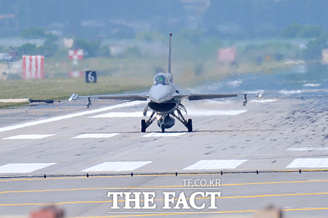 벨기에 클라이네 브로겔 기지에는 미국 전술핵무기 B-61 핵폭탄을 탑재할 수 있는 미 공군 F-16 전투기가 주둔 중이며, F-35 스텔스 전투기 편대도 배치될 예정으로 알려졌다. 사진은 지난 2018년 6월 12일 경기도 평택시 미 공군 오산기지에서 훈련을 마친 F-16 전투기가 착륙하는 모습. /문병희 기자.