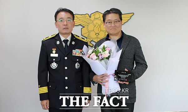 대전소방본부는 4일 본부장실에서 건양대학교병원 응급의학과 박성수 교수(오른쪽)에게 구급대원에 대한 의료지도와 시민 응급의료 상담 등 헌신적인 활동으로 생명 보호에 기여한 공로로 소방청장 감사패를 수여했다. /대전시