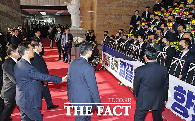 이재명 대통령이 4일 오전 서울 여의도 국회에서 열린 2026년도 예산안 및 기금운용계획안 대통령 시정연설에 참석하며 국민의힘 의원들의 피켓팅을 바라보고 있다. /국회=배정한 기자