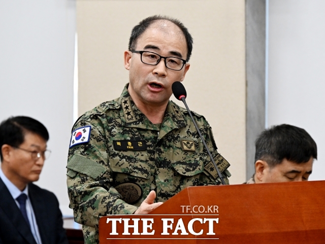 [더팩트ㅣ국회=배정한 기자] 곽종근 전 특수전사령관이 4일 오전 서울 여의도 국회에서 열린 윤석열 정부의 비상계엄 선포를 통한 내란 혐의 진상규명 국정조사 특별위원회 전체회의에 참석해 질의에 답변을 하고 있다.
