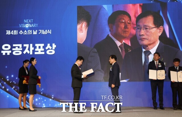 3일 더 플라자 호텔에서 열린 수소의 날 기념식장에서 서규석 충남TP 원장이 장관상을 받고 있다. /충남TP