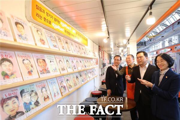 대전시사회혁신센터가 4일 2025년 지역문제해결 플랫폼 사업의 일환으로 신도꼼지락시장 상인 60여 명의 캐리커쳐 액자를 제작해 전시했다. 이상호 센터장과 박희조 청장 등이 전시관을 둘러보고 있다. /대전시사회혁신센터