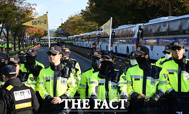 경찰청은 4일 서울 서대문구 청사에서 2025 전국 경비경찰 워크숍을 개최하고 국민의 기본권 보호와 현장 안전 확보를 최우선으로 하겠다는 결의를 다졌다고 밝혔다. 사진은 2025 아시아태평양경제협력체(APEC)가 열리고 있는 지난 10월 29일 오후 경북 경주시 국립경주박물관 인근 도로가 통제되고 있는 모습./경주=박헌우 기자