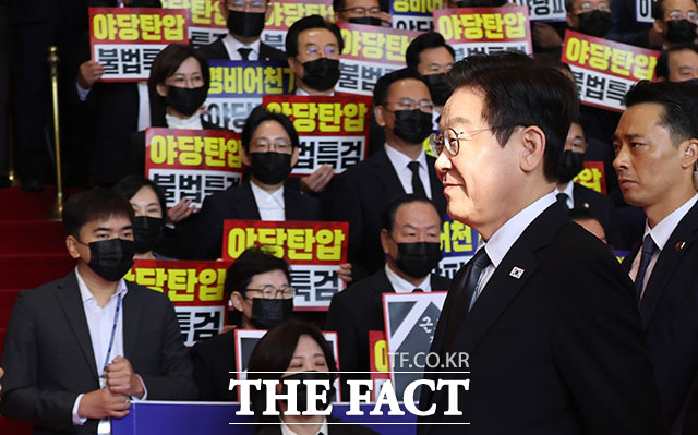 이재명 대통령이 4일 오전 서울 여의도 국회에서 2026년도 예산안 및 기금운용계획안 대통령 시정연설에 참석하며 국민의힘 의원들에게 인사를 한 뒤 이동하고 있다. /국회=배정한 기자