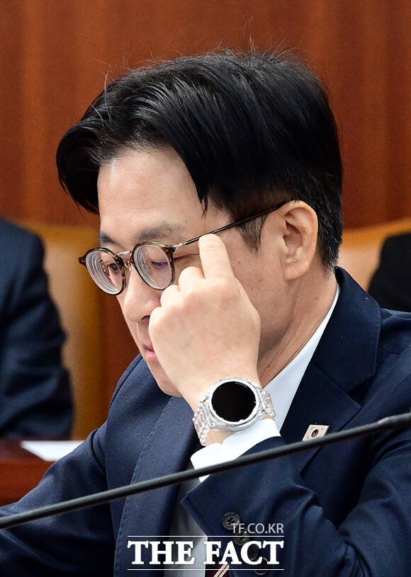 생각에 잠긴 터프한 협상가 김정관 산업통상자원부 장관.