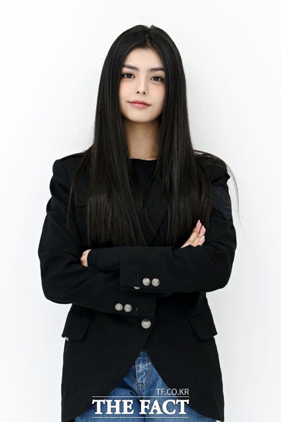 가수 아이사(AISA)가 3일 <더팩트> 사옥에서 진행된 인터뷰에 참석해 포즈를 취하고 있다./남용희 기자