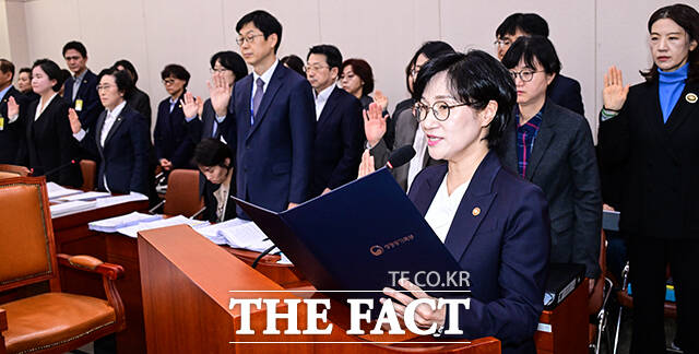 성평등가족부와 산하기관 증인들이 선서하고 있다.