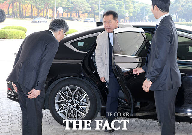 국정원 도착한 신성범 국회 정보위원장(가운데).