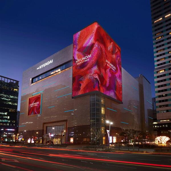 현대면세점이 모바일 금융 플랫폼 토스와 손잡고 인천공항점에 페이스페이를 도입한다. /현대면세점