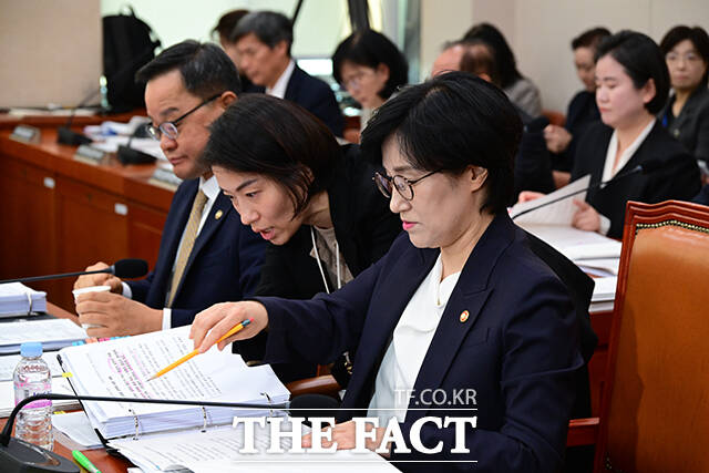 첫 국정감사 준비하는 원민경 성평등가족부 장관(오른쪽).